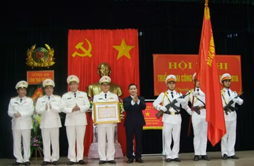 Thừa ủy quyền của Chủ tịch nước, đồng chí Bùi Xuân Hòa- Phó Bí thư Thường trực Tỉnh ủy, Chủ tịch HĐND tỉnh Thái Nguyên trao Huân chương Bảo vệ Tổ quốc hạng Nhì tặng Công an tỉnh Thái Nguyên.