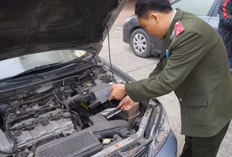 Kiểm tra xe trước giờ đánh án.