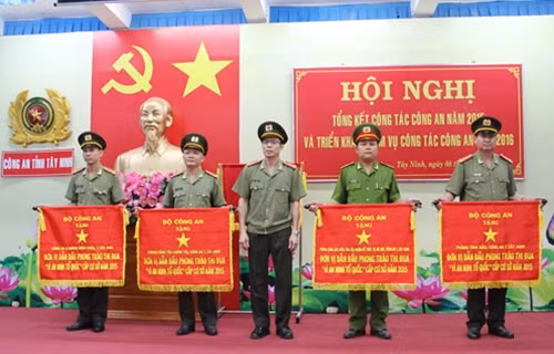 Đại tá Nguyễn Tri Phương, Giám đốc Công an tỉnh Tây Ninh trao Cờ thi đua xuất sắc của Bộ Công an tặng các đơn vị.