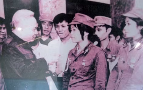 Bộ trưởng Trần Quốc Hoàn với cán bộ, chiến sĩ CAND lập công xuất sắc dự "Đại hội tuổi trẻ Anh hùng bảo vệ Tổ quốc năm 1979".