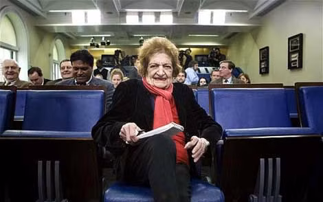 Bà Helen Thomas ở hàng ghế đầu dành cho phóng viên. Bà Helen Thomas ở hàng ghế đầu dành cho phóng viên.