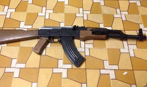 “Súng airsoft” có kiểu dáng giống súng quân dụng được rao bán công khai trên mạng internet.