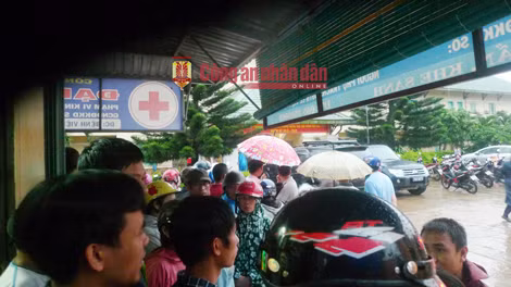 Người dân bàng hoàng trước vụ án mạng.