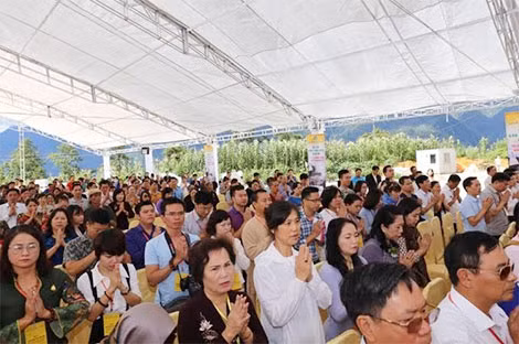 9h sáng, các phật tử ở Lào Cai và các tỉnh lân cận cũng tập trung tại chùa Bảo An để dự Đại lễ cầu Quốc thái dân an và lễ rót đồng tượng Quan thế Âm. Ảnh: Nguyễn Thắng.