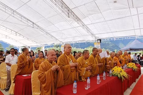 Theo góc nhìn của Phật giáo, nơi được mệnh danh là nóc nhà Đông Dương này là đại huyệt mạch của quốc gia, suối nguồn linh khí. Những ngôi chùa tọa lạc ở những ngọn núi long mạch dồi dào để hội tụ nguồn khí, giữ linh khí, nguyên khí, phát sinh tú khí, vượng khí, tạo nên những giá trị văn hóa tâm linh bền vững. Ảnh Nguyễn Thắng.