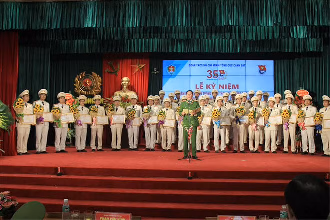 Đại diện lãnh đạo Tổng cục Cảnh sát và Trung ương Đoàn tuyên dương 35 tập thể Đoàn TN tiêu biểu trong Tổng cục Cảnh sát.