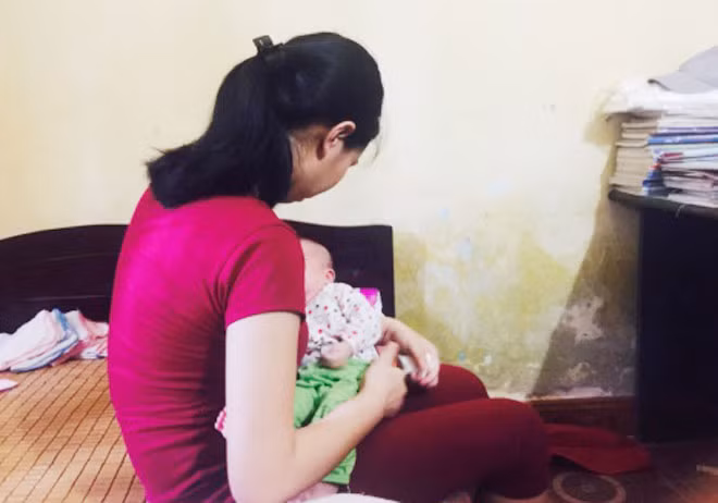 Vừa đi học, vừa làm mẹ, cháu M. khá vất vả.