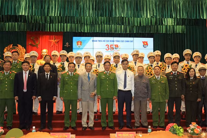 Các đại biểu tham dự buổi Lễ.