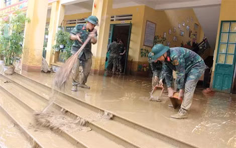 Thời tiết Lào Cai đã có nắng, nước cũng bắt đầu rút và họ đang bắt tay vào việc khắc phục hậu quả sau bão lũ. Theo báo cáo của Ban chỉ huy phòng chống thiên tai tỉnh, đến chiều tối qua có 3 người chết, 7 người mất tích và 1 người bị thương. Mưa lũ cũng khiến hàng trăm ngôi nhà hư hỏng, hàng trăm ha rau màu hư hại. Ảnh: HP.