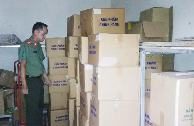 Nhiều thùng bên trong thực phẩm chức năng trong kho.