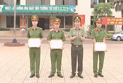 Giám đốc Công an tỉnh Đắk Lắk trao thưởng đột xuất cho 3 CBCS có thành tích trong vụ giải cứu chị Hoàng Thị Ngọc Thủy. Giám đốc Công an tỉnh Đắk Lắk trao thưởng đột xuất cho 3 CBCS có thành tích trong vụ giải cứu chị Hoàng Thị Ngọc Thủy.