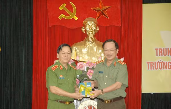 Thứ trưởng Nguyễn Văn Thành tặng sách cho Trung tâm thư viện nghiệp vụ cảnh sát của Học viện CSND.
