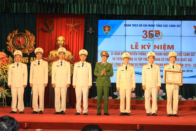 Lãnh đạo Tổng cục Cảnh sát tặng bằng khen cho các tập thể, cá nhân.