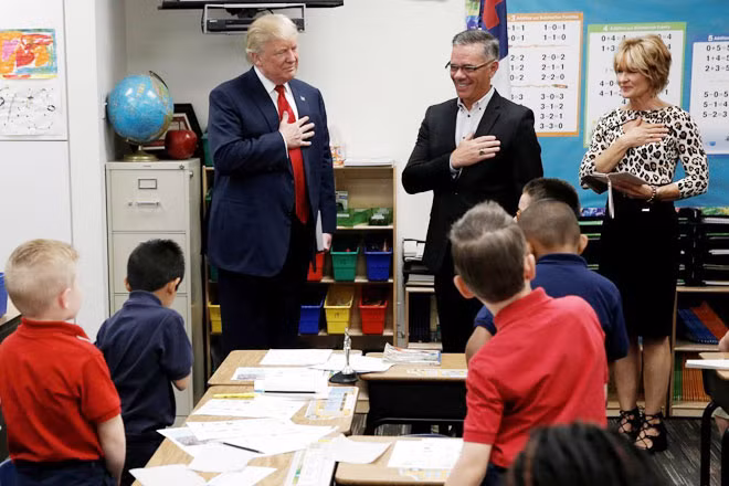 Tổng thống mới đắc cử của Mỹ Donald Trump trong một lần thăm trường học ở Las Vegas hồi tháng 10 khi đang đi vận động tranh cử. Ảnh: Reuters.