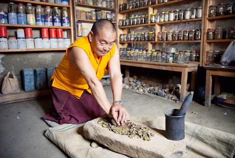 Thầy thuốc người Tây Tạng chế biến thuốc từ các dược liệu theo những công thức bí truyền lâu đời.