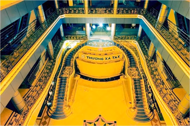 Được xây hồi đầu thế kỷ 20, Thương xá Tax là trung tâm thương mại lâu đời và nổi tiếng nhất tại TP HCM, nằm ngay trung tâm quận 1. Hạng mục quý nhất của tòa nhà cổ này là thảm gạch mosaic ở cầu thang và một số khu vực khác bên trong. Mosaic (còn được gọi là "ghép mảnh" hoặc "khảm") là hình thức nghệ thuật trang trí - tạo ra hình ảnh từ tập hợp gồm những mảnh nhỏ. Được xây hồi đầu thế kỷ 20, Thương xá Tax là trung tâm thương mại lâu đời và nổi tiếng nhất tại TP HCM, nằm ngay trung tâm quận 1. Hạng mục quý nhất của tòa nhà cổ này là thảm gạch mosaic ở cầu thang và một số khu vực khác bên trong. Mosaic (còn được gọi là "ghép mảnh" hoặc "khảm") là hình thức nghệ thuật trang trí - tạo ra hình ảnh từ tập hợp gồm những mảnh nhỏ.