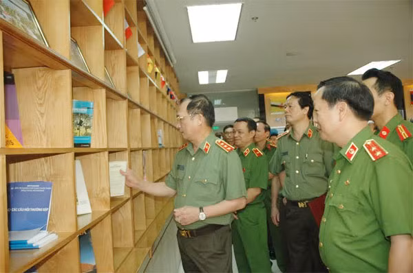 Thứ trưởng Nguyễn Văn Thành và các đại biểu thăm quan phòng đọc sách tại Trung tâm thư viện nghiệp vụ cảnh sát của Học viện CSND.