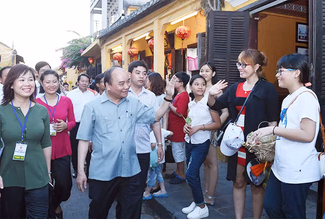 Thủ tướng Nguyễn Xuân Phúc trong một chuyến thị sát ở phố cổ Hội An, Quảng Nam. Ảnh: VGP