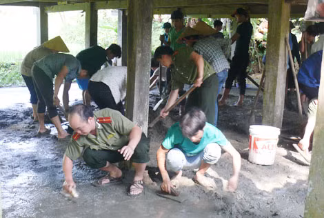 CBCS Công an tỉnh Hà Giang giúp dân làm nhà ở.