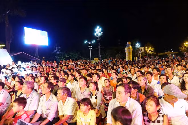 Quảng trường Phạm Văn Đồng hầu như không còn một chỗ trống trong suốt hai đêm tranh tài.