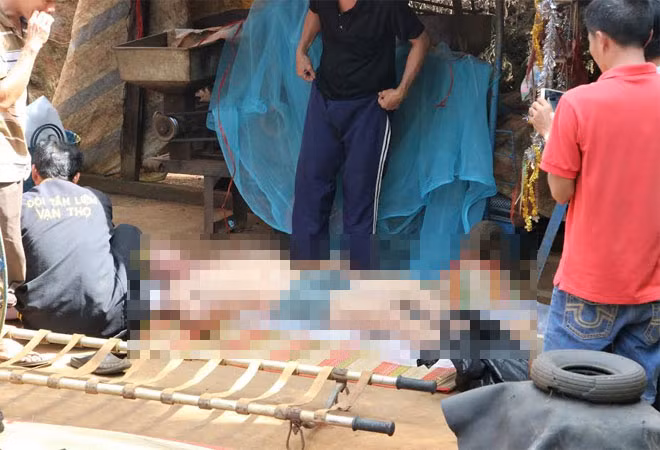 Cơ quan CSĐT Công an tỉnh Bình Phước thực hiện phẫu thuật tử thi các nạn nhân tại hiện trường.