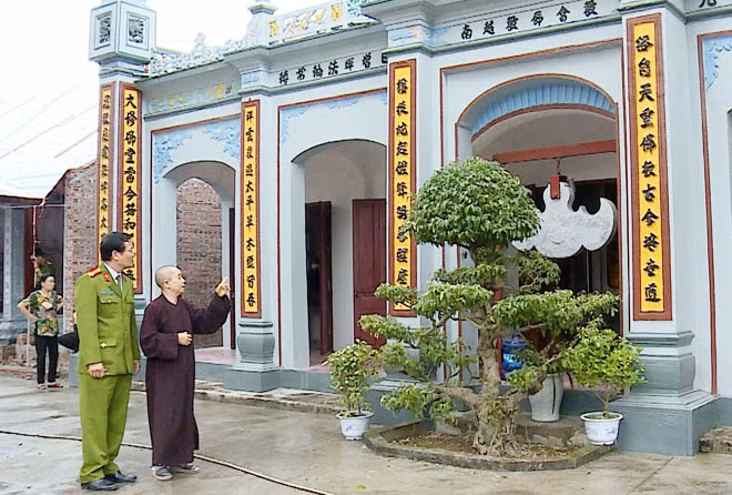 Lực lượng Công an tuyên truyền đến người trụ trì, quản lý, trông coi các di tích lịch sử, đền, chùa, nơi thờ tự nâng cao cảnh giác trong việc bảo vệ các cổ vật, đồ thờ tự. Ảnh: Bùi Dương.