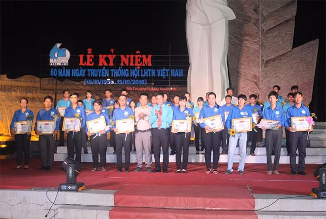 Tặng giấy khen cán bộ, hội viên tiêu biểu, có thành tích xuất sắc trong công tác Hội và phong trào thanh niên năm 2016.