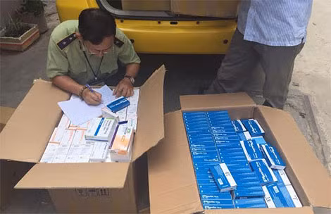 Lực lượng chức năng đang kiểm tra số thuốc thu giữ.