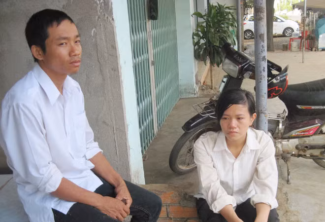 Vợ chồng chị Thoa và anh Tứ vẫn chưa hết bàng hoàng sau cái chết của con trai.
