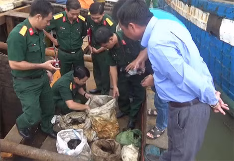 Lực lượng chức năng niêm phong các loại vật liệu nổ.