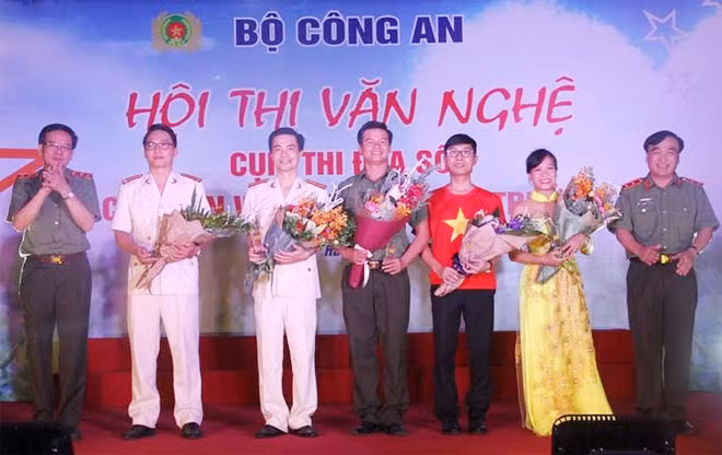 Trung tướng Nguyễn Văn Khảo, Cục trưởng V28 và Trung tướng Nguyễn Văn Lưu, Chánh Thanh tra Bộ Công an trao giải cho các đội đoạt giải A tại Hội thi.
