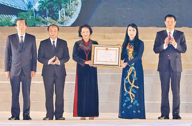 Chủ tịch Quốc hội Nguyễn Thị Kim Ngân trao Huân chương Lao động hạng nhất tặng Đảng bộ, chính quyền và nhân dân tỉnh Vĩnh Phúc.