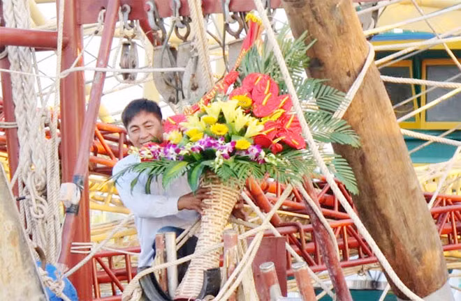 Niềm vui của ngư dân khi được nhận tàu mới.