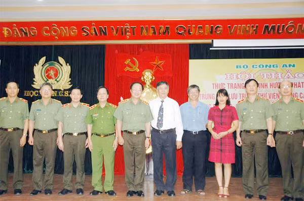 Thứ trưởng Nguyễn Văn Thành và các đại biểu tại Hội thảo.