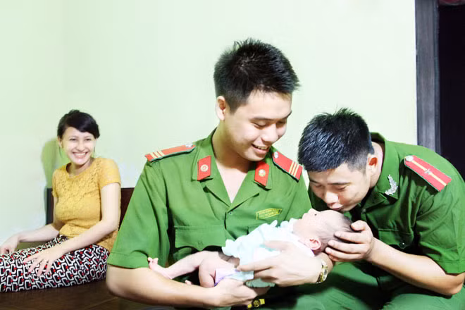 Niềm vui của hai "Cảnh sát bà đỡ". Giải Nhì. Tác giả Phạm Thuần Thư (Hà Nội).