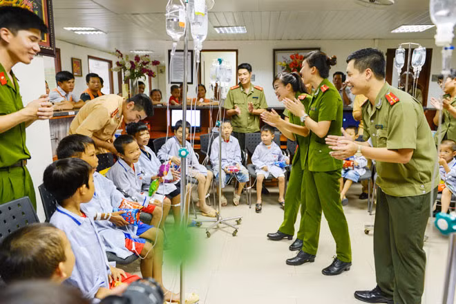 Mang nụ cười đến với các em nhỏ mắc bệnh hiểm nghèo. Giải Nhì. Tác giả: Trịnh Đình Thắng (Hà Nội)