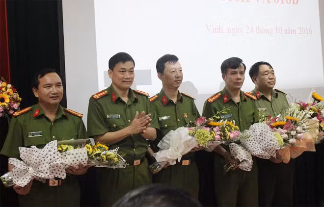 Đại tá Nguyễn Mạnh Hùng Phó Giám đốc Công an tỉnh trao thưởng cho ban chuyên án. Đại tá Nguyễn Mạnh Hùng Phó Giám đốc Công an tỉnh trao thưởng cho ban chuyên án.