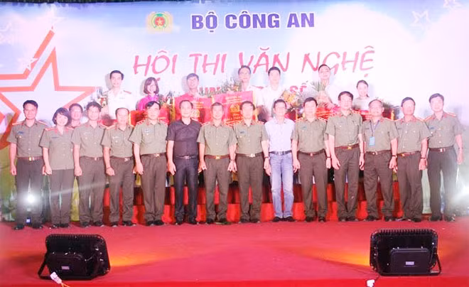 Ban Tổ chức, Ban Giám khảo chụp ảnh lưu niệm cùng đại diện các đội đoạt giải tại Hội thi