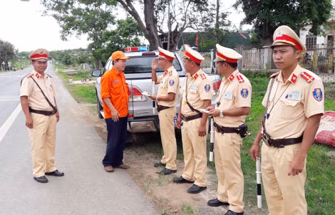 CSGT Công an Đắk Nông nỗ lực ngăn chặn TNGT trên đường Hồ Chí Minh.