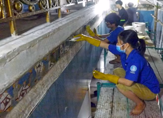Các nhân viên khảo cổ làm việc liên tục trong hơn 3 tháng để hoàn thành việc bóc tách thảm gạch mosaic bên trong Thương xá Tax Sài Gòn. Các nhân viên khảo cổ làm việc liên tục trong hơn 3 tháng để hoàn thành việc bóc tách thảm gạch mosaic bên trong Thương xá Tax Sài Gòn.