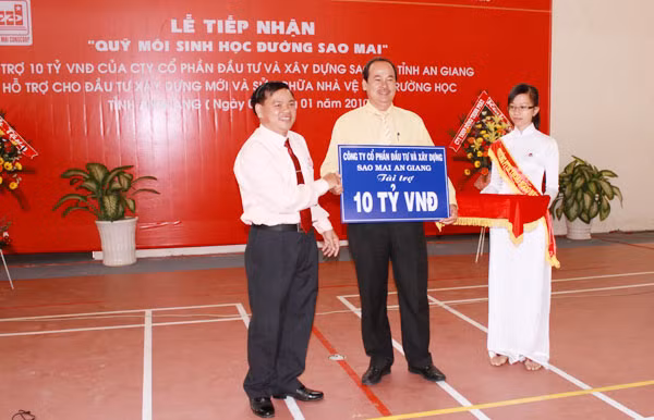 Ông Lê Xuân Quế, Phó TGĐ Sao Mai Group trao tượng trưng 10 tỷ đồng tặng “Quỹ môi sinh học đường” cho ngành Giáo dục An Giang.