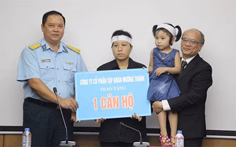 Chị Trần Thị Hà, vợ Đại tá Trần Quang Khải cảm động trước sự quan tâm của Tập đoàn Mường Thanh.