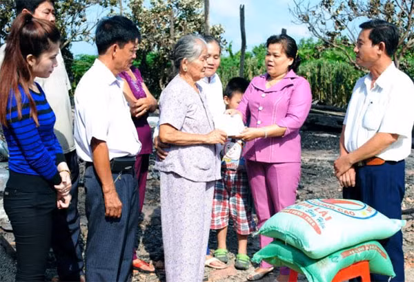 Trao số tiền hỗ trợ 6 triệu đồng và 50 kg gạo cho gia đình nạn nhân.