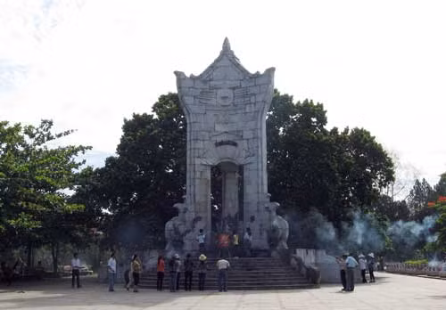 Tượng đài và cây đề thiêng.