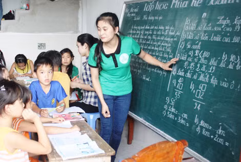 Em Nguyệt tham gia hoạt động vì cộng đồng.