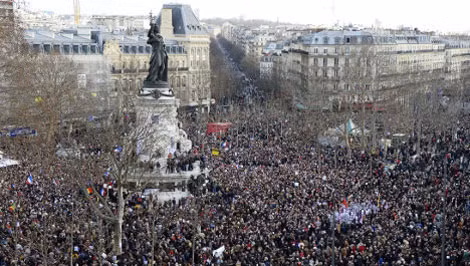 Biển người tuần hành tại Paris.
