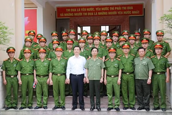 Đồng chí Thứ trưởng Thường trực và CBCS Cảnh sát PCCC Nghệ An.