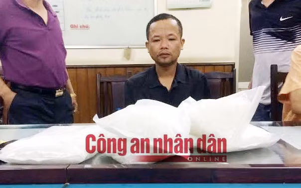 Đối tượng Lê Xuân Sơn và 5kg ma tuý đá.