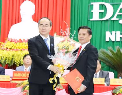 Đồng chí Nguyễn Thiện Nhân trao Quyết định của Bộ Chính trị, điều động đồng chí Nguyễn Văn Thể làm Bí thư Tỉnh ủy Sóc Trăng khóa XIII, nhiệm kỳ 2015 – 2020.