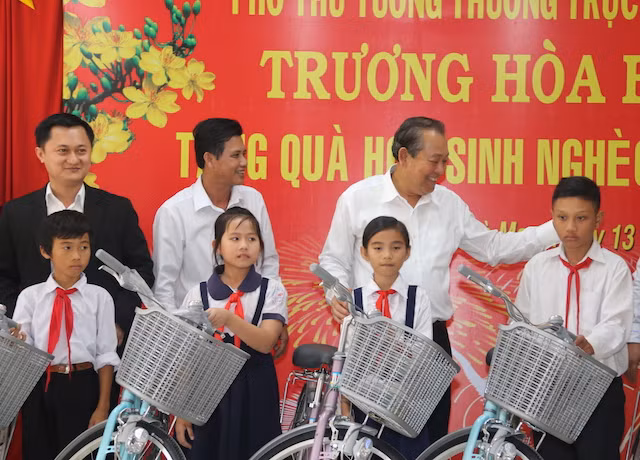 Những phần quà ý nghĩa được trao tận tay các em học sinh.